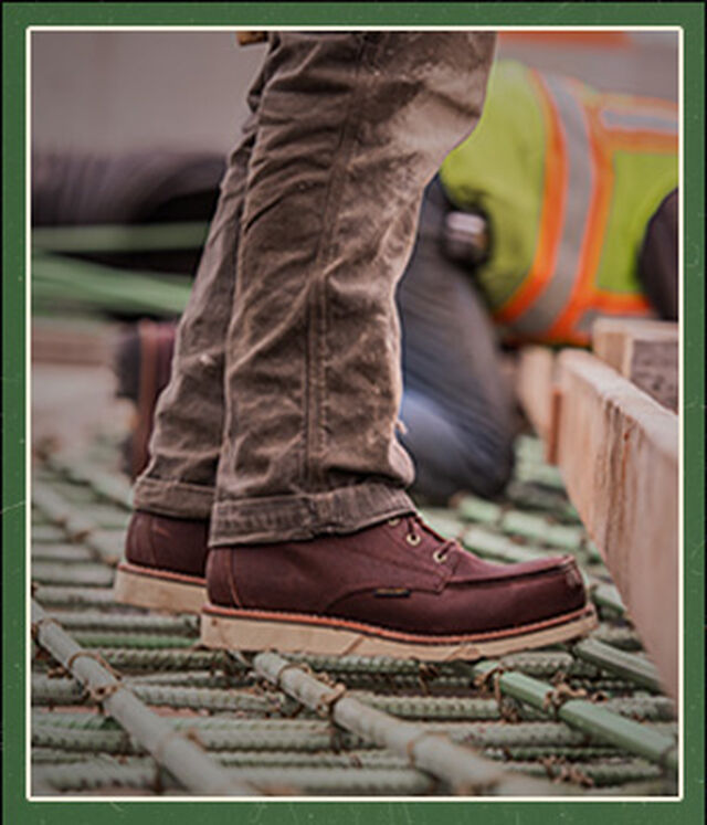 Un trabajador que usa las botas de cuña impermeable Nano Comp Toe Edge Walker de 8 "en marrón.