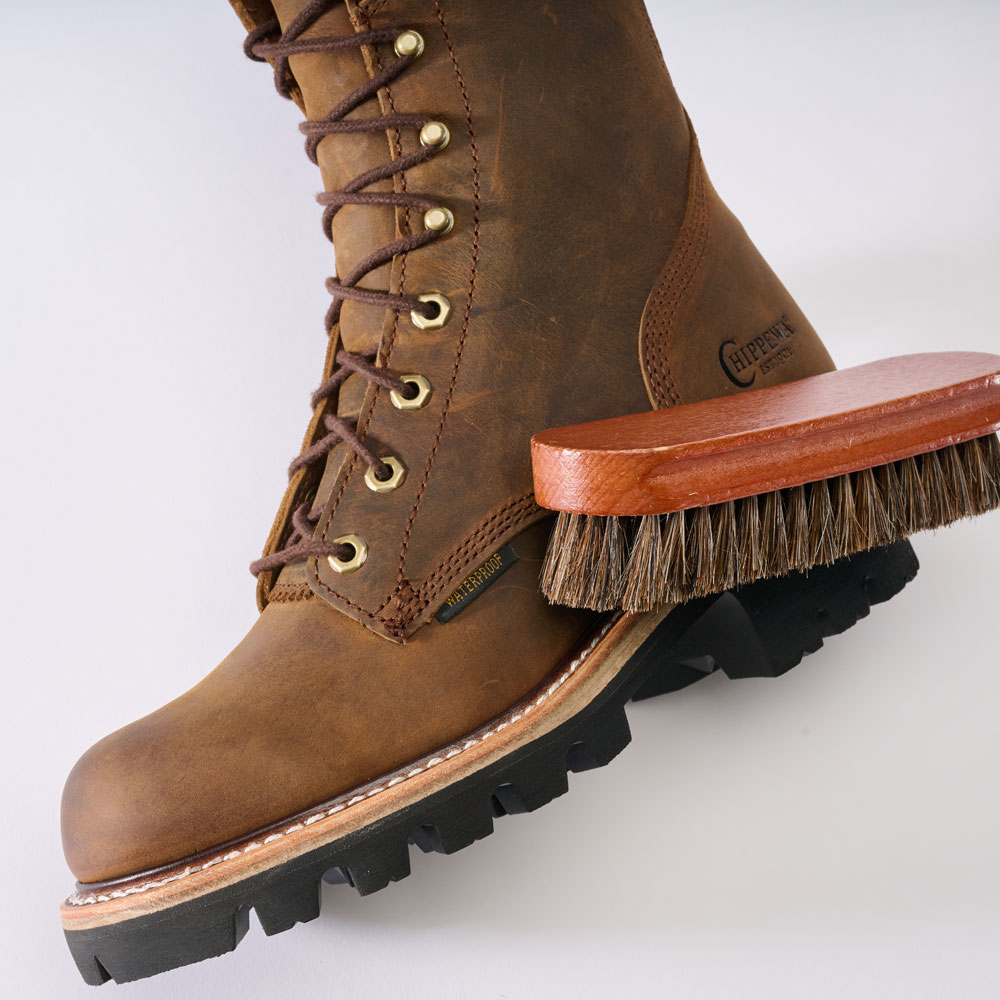 El registrador Chippewa Super Dna de 9" y un cepillo para limpiar zapatos.