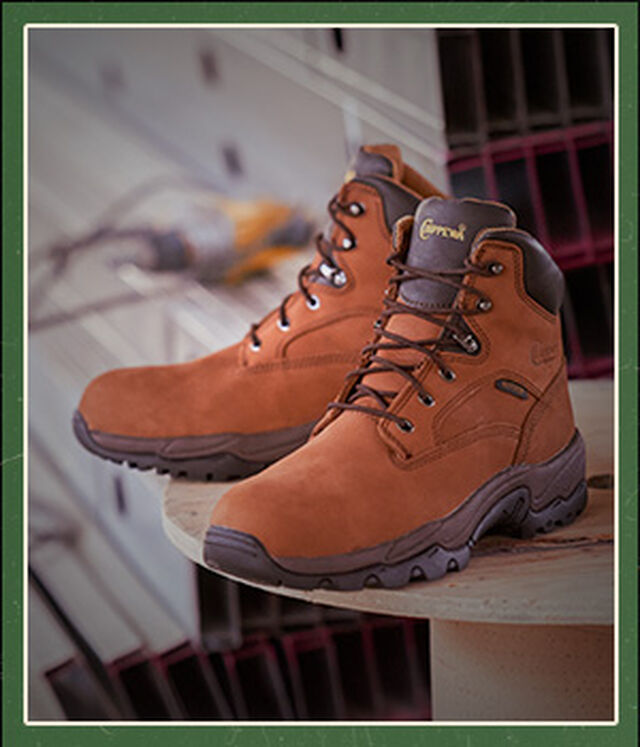 La bota de montaña Graeme Waterproof puntera comp de 6" en color marrón sobre una mesa de madera.