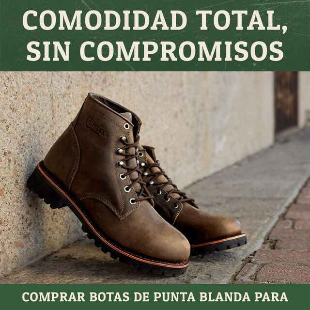 Comodidad Total, Sin Compromisos. Compra Botas De Punta Suave. Un Par De Botas Classic 2.0 De 6" Con Agujetas en Color Chocolate Apache, Apoyadas Contra Una Pared De Concreto. Compra Esta Bota en Marrón.