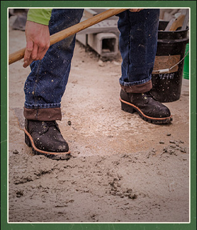 Un hombre trabajando y vistiendo las botas de leñador con punta de acero aislada e impermeable Paladin de 8" en color negro.