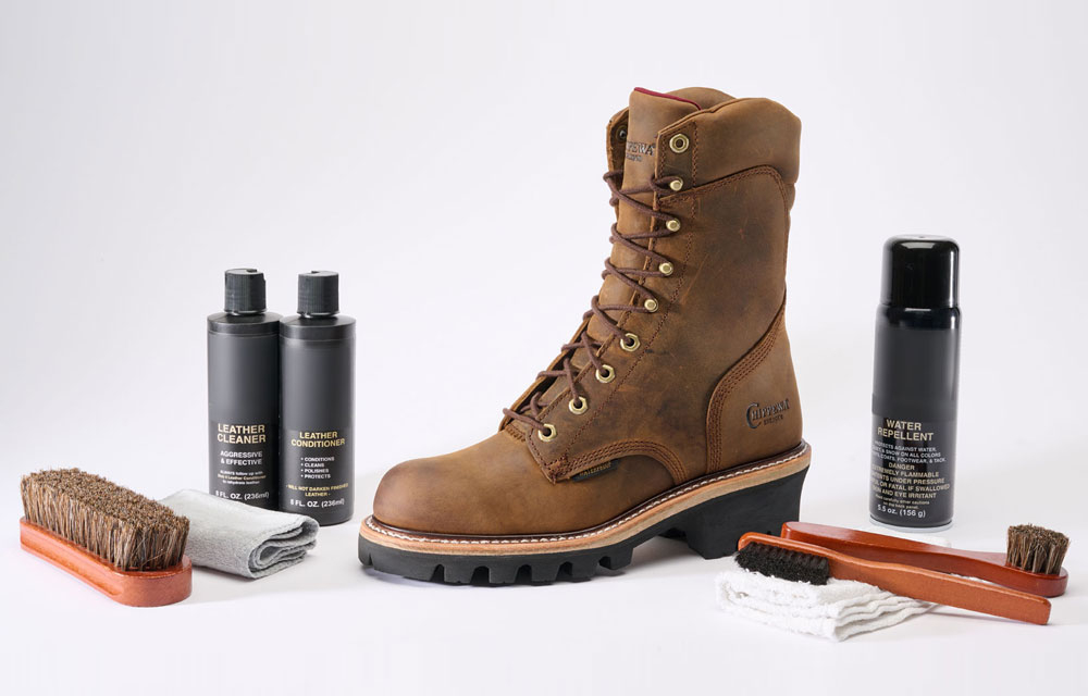 El Chippewa Super Dna 9" Logger rodeado de cepillos para zapatos, un pa&ntilde;o de limpieza, limpiador de cuero, acondicionador de cuero y repelente de agua.