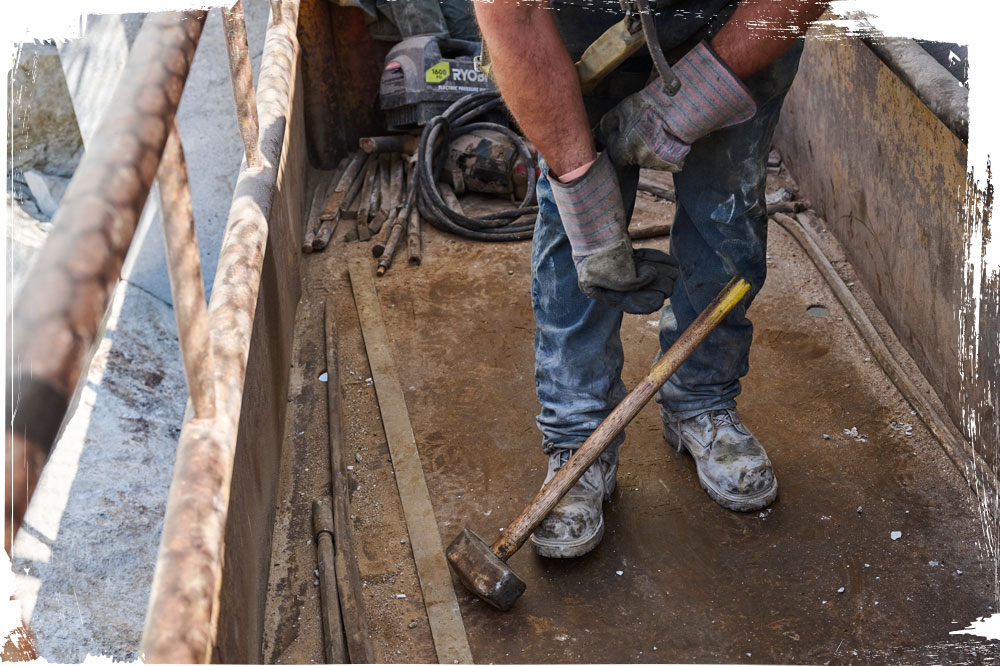 A man wearing the Hador 8" Steel Toe Logger in tough bark brown.