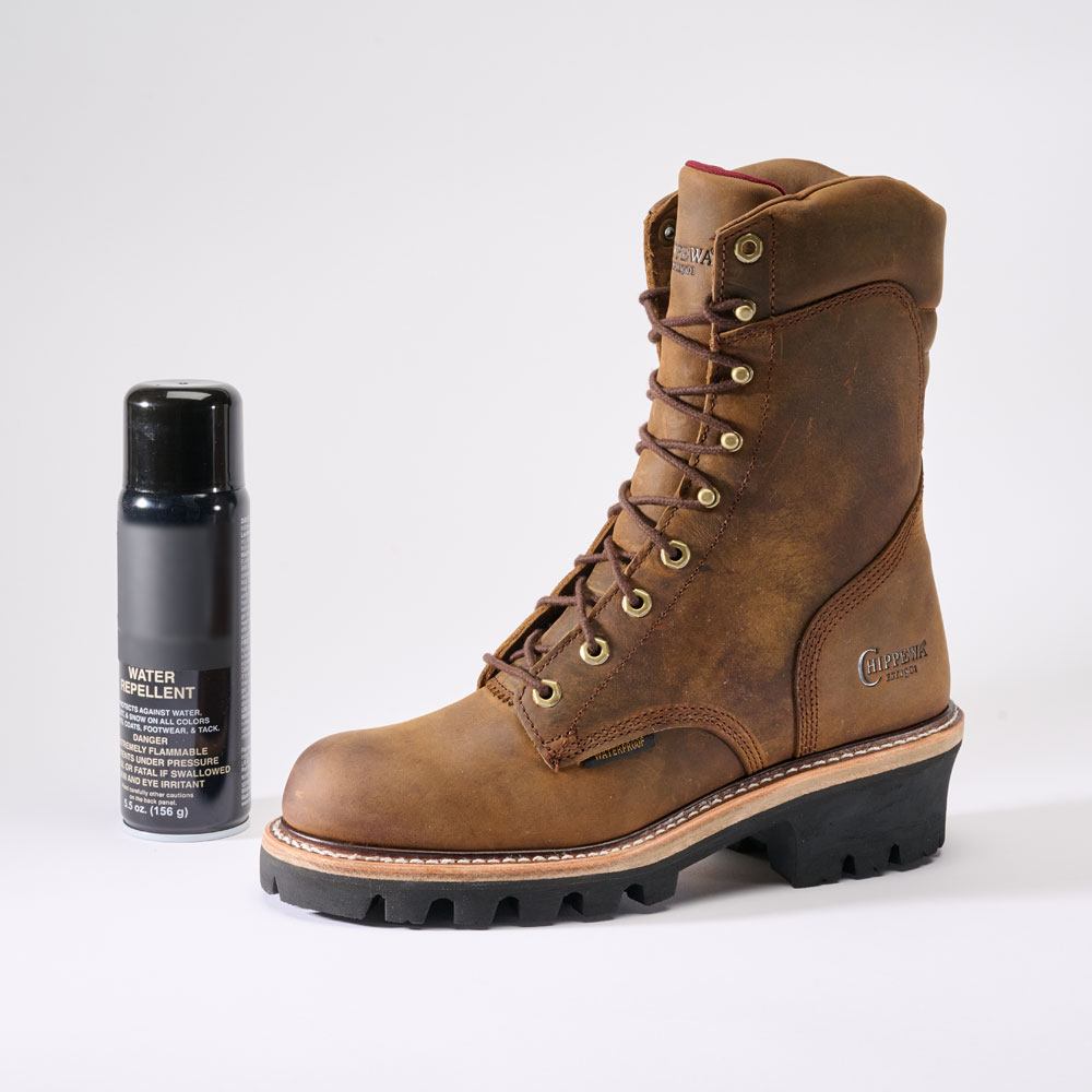 El registrador Chippewa Super Dna 9" y una botella de repelente de agua.