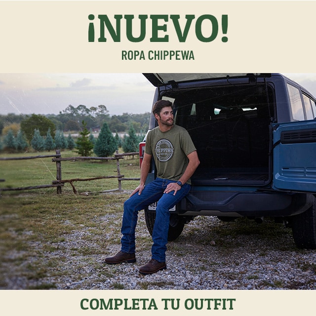 ¡Nuevo! Ropa chippewa. Completa tu outfit. Hombre sentado en un camión con camiseta de madera en color oliva. Compre ropa para hombres.